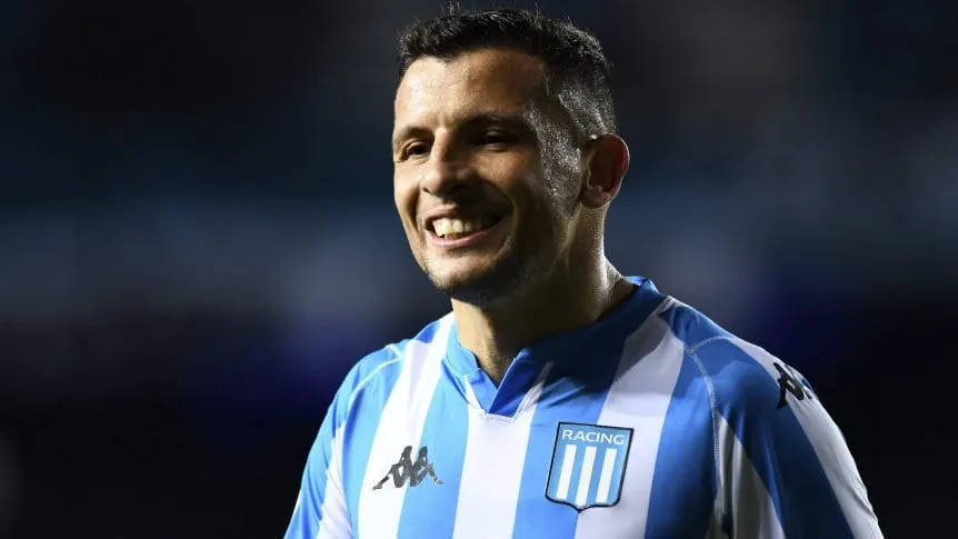 emiliano-vecchio-marco-cinco-goles-en-20-partidos-con-la-casaca-de-racing_862x485