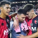 esteban-fernandez-y-franco-diaz-abrazan-a-messi-en-el-amistoso-de-inter-miami-ante-newells-en-febrero-de-2024_862x485