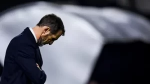 rodolfo-arruabarrena-cabizbajo-tras-la-derrota_416x234