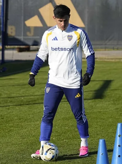 adam-bareiro-en-el-entrenamiento-de-boca_416x555
