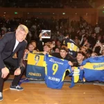 martin-palermo-junto-a-hinchas-de-boca-en-la-usina-del-arte_w862