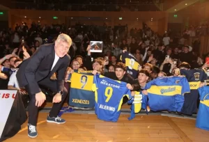 martin-palermo-junto-a-hinchas-de-boca-en-la-usina-del-arte_w862