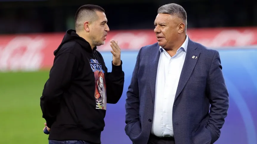 chiqui-tapia-felicito-a-juan-roman-riquelme_862x485